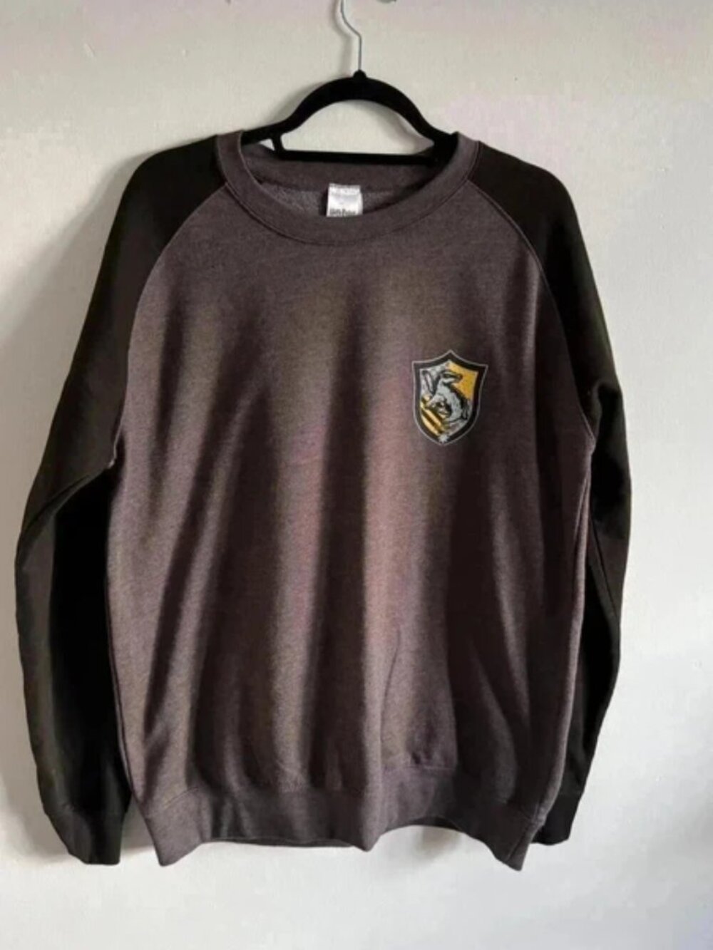 Harry Potter unisex Hufflepuff jumper sweater Size L Grey black